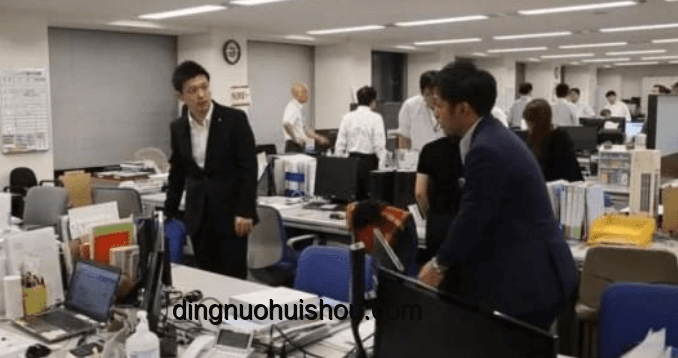 银行老龄化挑战：58岁柜员放大镜办业务引热议